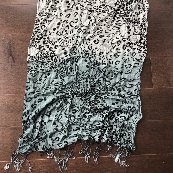 Ombré soft skull scarf with tassels - Picture 2 of 4